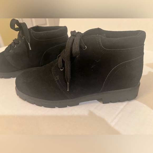 LANDS END BLACK SUEDE SIZE 9B STYLISH ANKLE BOOTS - Picture 3 of 6